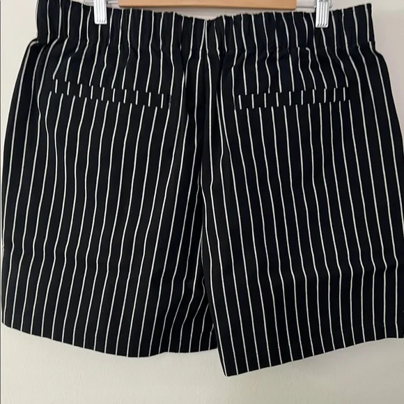 Forever 21 Men’s Black and White Pinstriped Flat Front Shorts 2XL - Picture 3 of 6